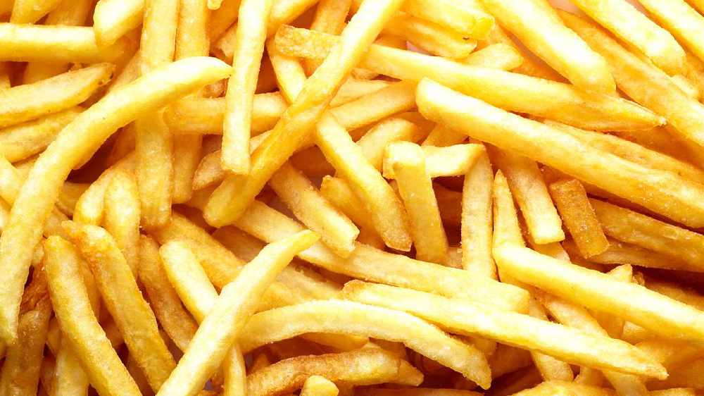 jonhollingfm's tweet photo. Eating potatoes helps you lose weight faster than calorie-counting! It's because they fill you up so you don't snack between meals like you would with no carbs. Does that mean that these count?!? #ChipsforBreakfast https://t.co/5fSxTzglAH