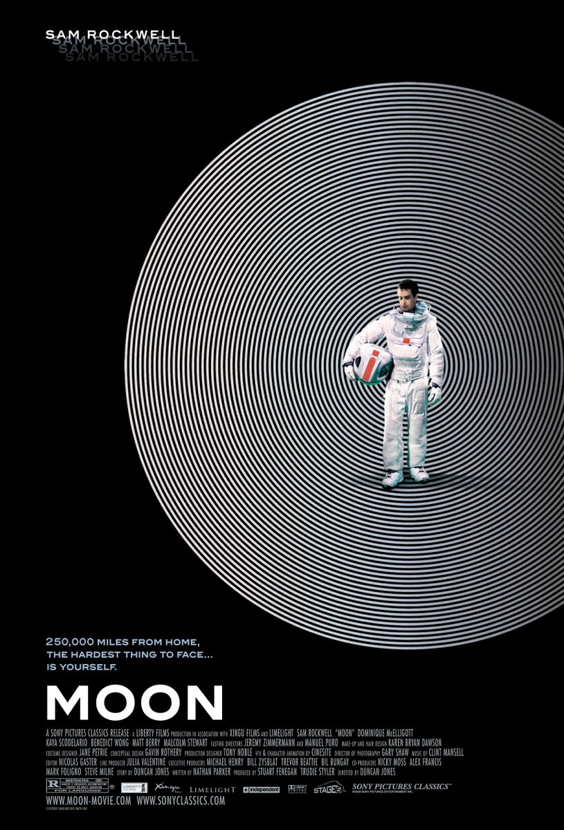 KeiSavourie's tweet photo. 1. MOON. Film ini harus jadi yang pertama di list ini. Salah satu film favorit saya sepanjang masa. Tentang seorang penambang mineral yang tinggal di bulan sendirian. Sam Rockwell beneran akting sendirian, gak ada aktor lain nongol di film ini. Berasa banget kesepiannya. https://t.co/RlwtvZSwzS