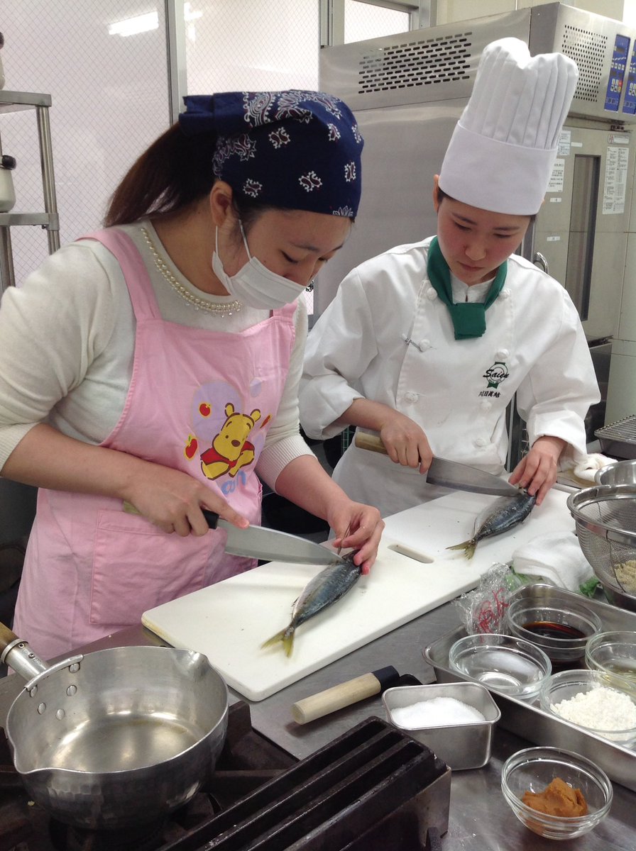 盛岡社会福祉専門学校 今日は菜園調理師専門学校と交換授業を行いました 午前は調理実習 肉ジャガや揚げ物など5品を作りました 初めて魚をさばいたり 本格的に出汁をとったり 料理の基礎をしっかりと学ぶことができました 女子力アップ