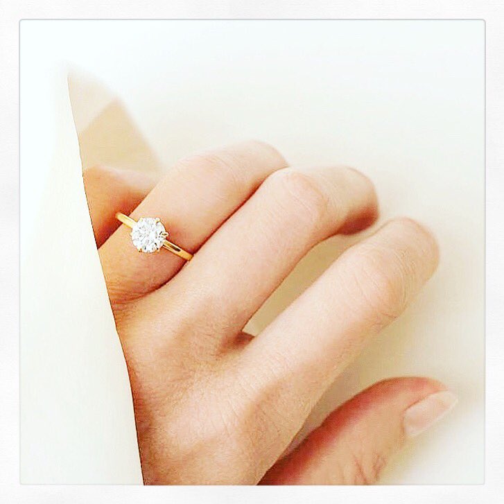 Wedding_Status's tweet photo. • R U L E S - O F - E N G A G E M E N T
-
A single stone setting speaks volumes.
-
Our belief is that an engagement ring should dress the finger beautifully on its own &amp; match other jewels effortlessly, when necessary. 
-
#weddingideas #engagementrings #diamond #weddingplanning https://t.co/r0C6f2R4LU