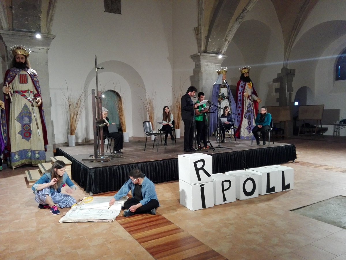 fundaciomap's tweet photo. Ahir vam fer el #pregó de la #FMRipoll2018 a l'església de Sant Pere. Poesia, dansa, lectures pròpies i d'autor... un pregó diferent per celebrar que fem #50anys acompanyats del poble que ens ha vist néixer i créixer! @Aj_Ripoll @lacomideripoll https://t.co/63m86ww5XL