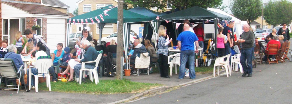 HomesInvisible's tweet photo. With only eight days until the #RoyalWedding what better way to celebrate than with a 'Street Meet' quick to organise and lots of fun for all your street. Find out how to do it here https://t.co/He2fjDXaIz #LondonStreet #StreetParty #Fulham #UnlockingFulham https://t.co/dpt7SlG9gG