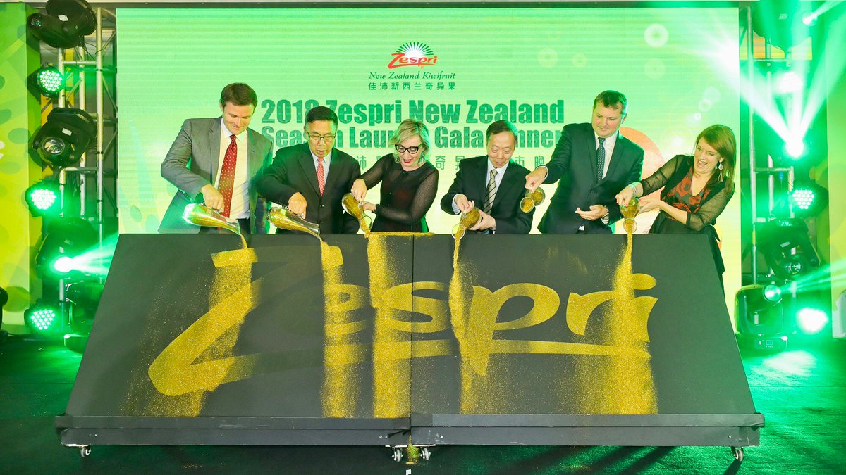 ZespriCorporate's tweet photo. The 2018 Zespri season launch in Shanghai last week was a glittering affair. Gold glitter added sparkle to the event, with customers, distributors and regulators coming together to kick off the 2018 NZ season. #zesprikiwifruit #zespri #kiwifruit #nzexport #export https://t.co/ameGceHxzl