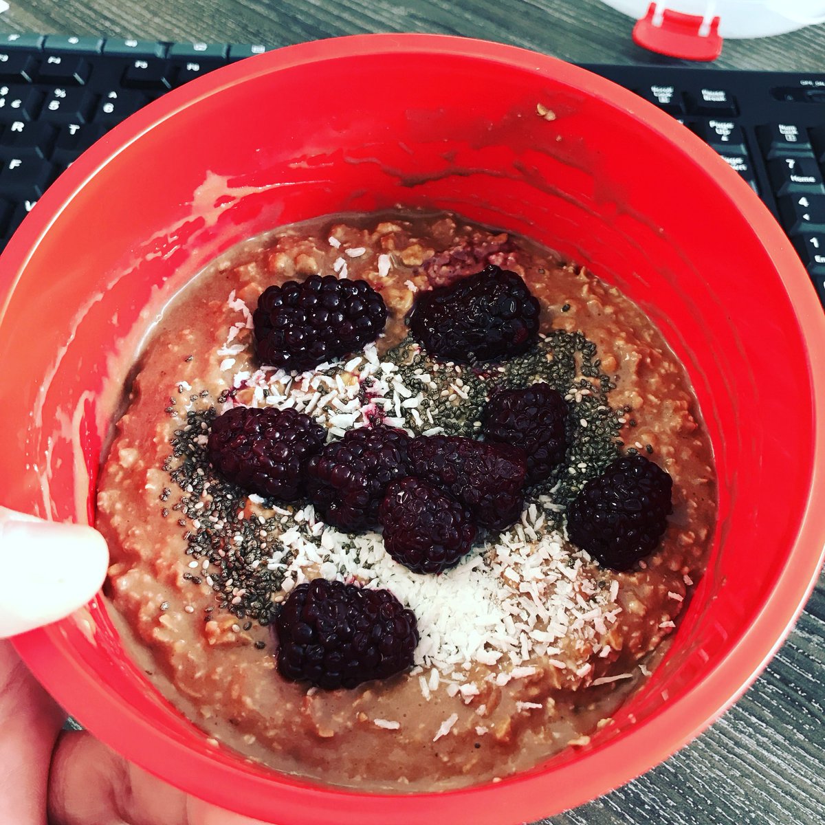vegasvic2005's tweet photo. Man I love grabbing these @thebodycoach overnight oats straight from the fridge. I eat mine once I get to work after an early morning workout. They’re so easy and so tasty 😋 #thebodycoach #overnightoats #leanin15 https://t.co/BYHbZFePZj