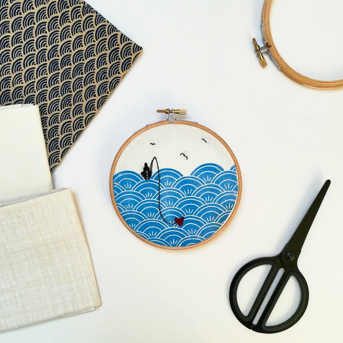 MariElinPrint's tweet photo. Arbrofi â chyfrwng cymysg - print leino a brodwaith 'Môr o Gariad' // Experimenting with mixed media - linocut and embroidery #printmaking #embroidery #linocut https://t.co/g0lZxgUdxz