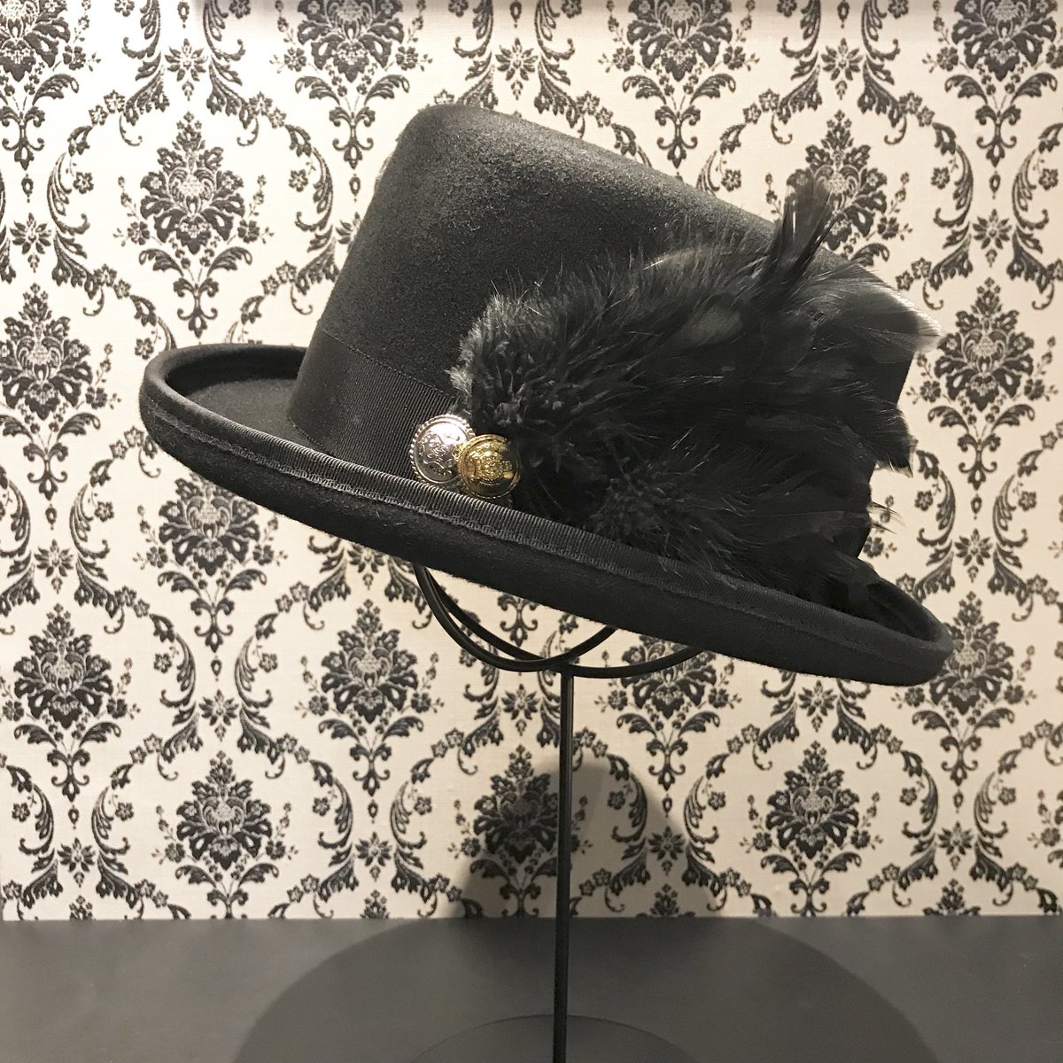 Miho Matsuda 原宿店 No Twitter カラスイメージコーデ ミホマツダで1番短いシフォンスカート ラゼルをあえてパニエを入れずに履き ストンとしたシルエットにミステリアスなジャケットを羽織ったカラスをイメージしたコーデです 先程ご紹介したシルク Miho Matsuda 原宿店 No Twitter カラスイメージコーデ ミホマツダで1番短いシフォンスカート ラゼルをあえてパニエを入れずに履き ストンとしたシルエットにミステリアスなジャケットを羽織ったカラスをイメージしたコーデです 先程ご紹介したシルク
