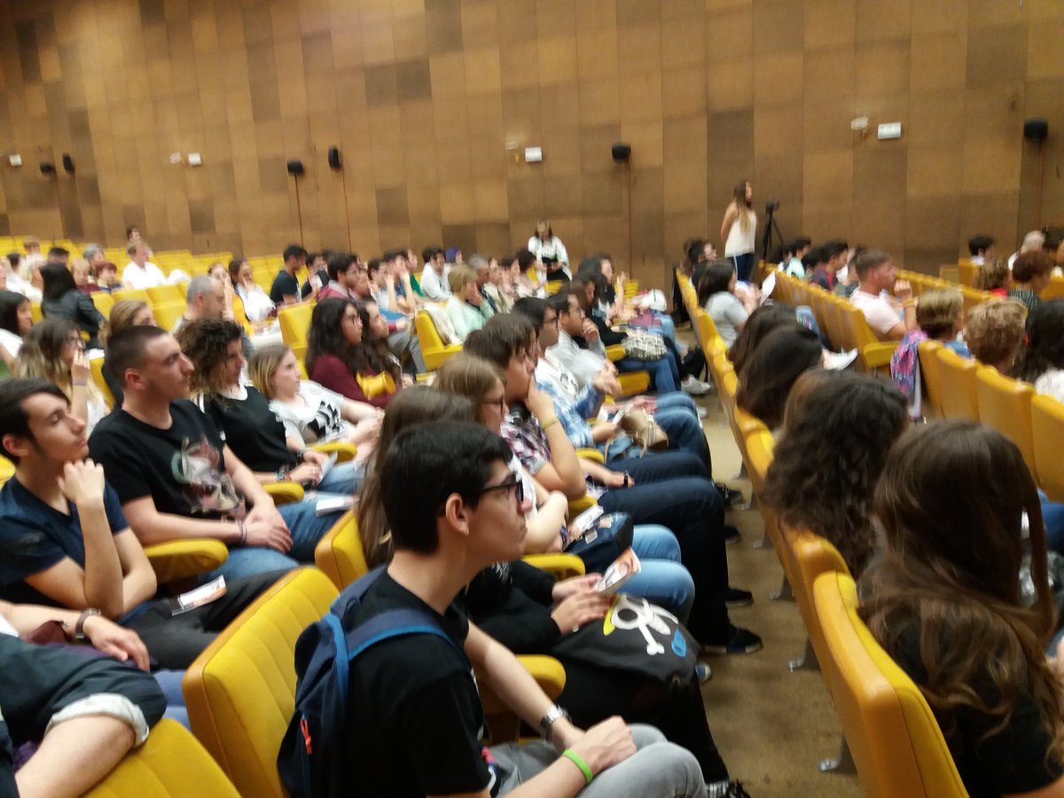 HUVMacarena's tweet photo. Rodolfo García de #EnPrimeraPersona #TeresaArbou de @AAMMAaudiov y #RupertoPiñero del @COP_AO son los que acompañan en la mesa de #debate a la moderadora de la @FcomSevilla #AnaZapsi 
Creando debate y siendo #TestigodeMiradas @ASAENES @HvrSspa @AGSSurSevilla @fundacionava https://t.co/9xz9yesRE6
