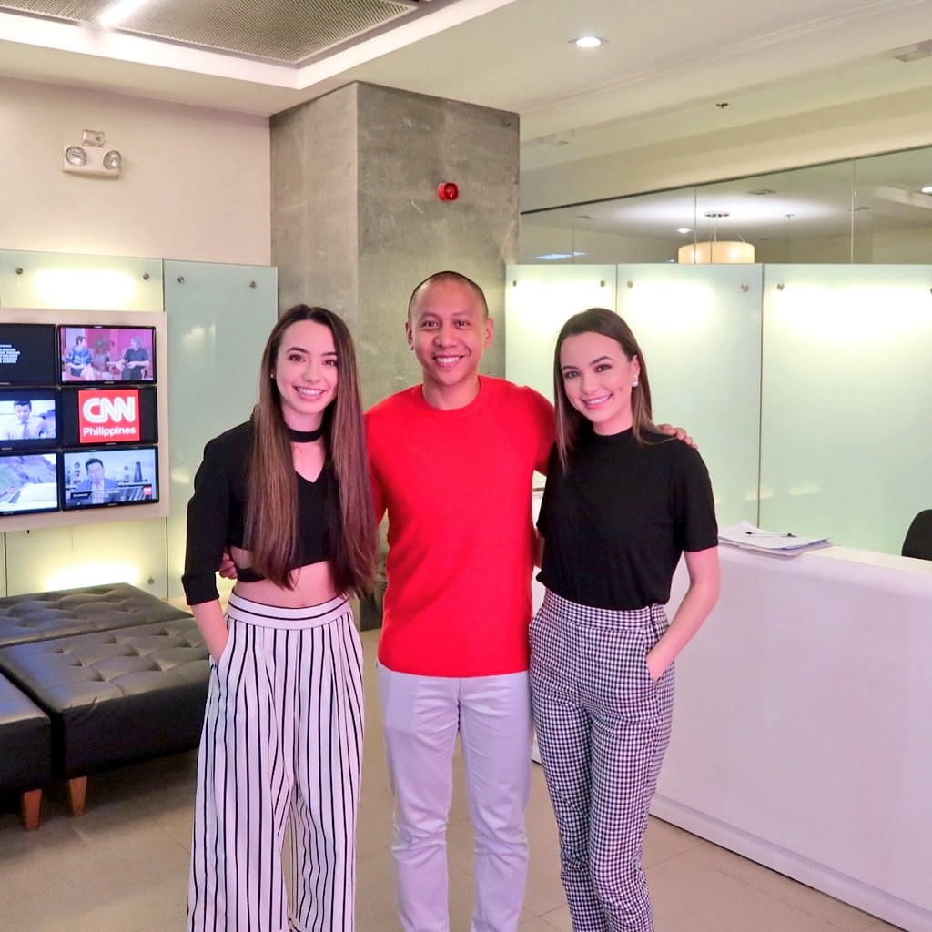 MikeyBustos's tweet image. With Youtubers @vanessamerrell @veronicamerrell @merrelltwins for our guesting on CNN Philippines this morning to talk about @YouTubeFanFest. Their smiling faces made the early morning much brighter! #YTFFPH