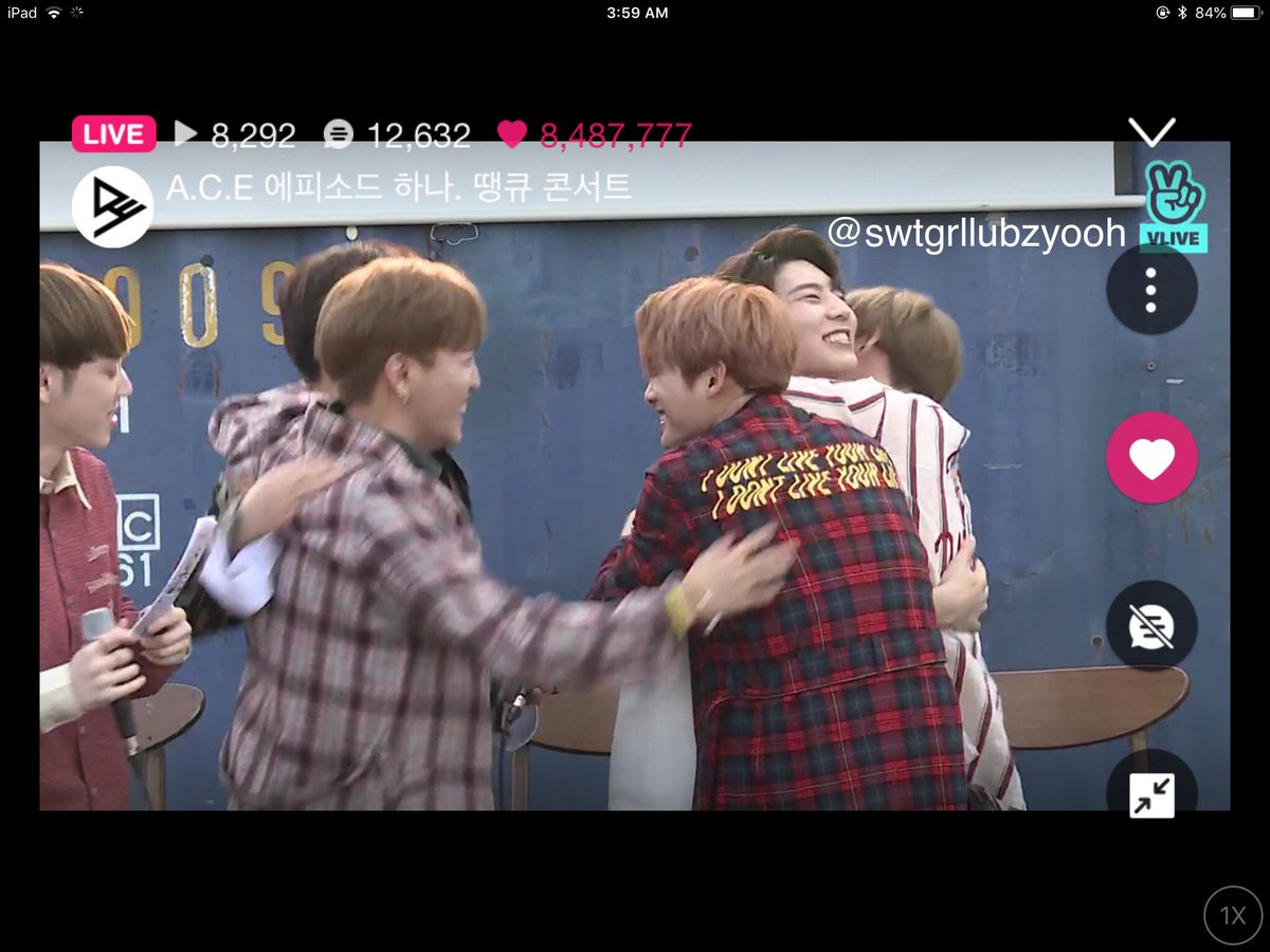 swtgrllubzyooh's tweet photo. Look at this adorable friendship between A.CE and VROMANCE! I miss these interactions with the MIXNINE boys! 😭 Sehyoon is so cute to not leave Jun behind in the group hug! 😍

#ACE_ThankYouConcert #ACE_땡큐콘서트
#ACE #에이스 #준 #동훈 #와우 #제이슨 #찬 https://t.co/nm1fLkfmbW