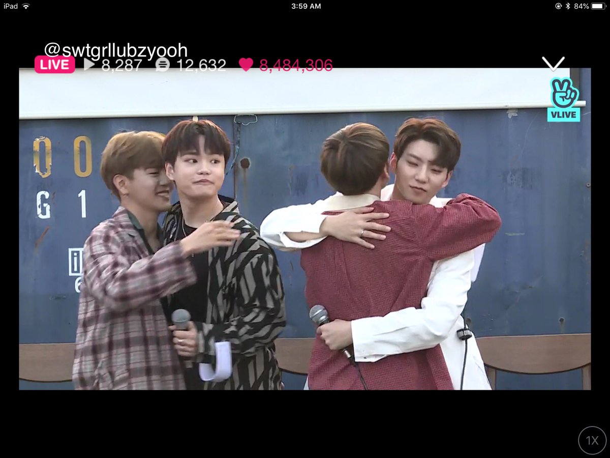 swtgrllubzyooh's tweet photo. Look at this adorable friendship between A.CE and VROMANCE! I miss these interactions with the MIXNINE boys! 😭 Sehyoon is so cute to not leave Jun behind in the group hug! 😍

#ACE_ThankYouConcert #ACE_땡큐콘서트
#ACE #에이스 #준 #동훈 #와우 #제이슨 #찬 https://t.co/nm1fLkfmbW