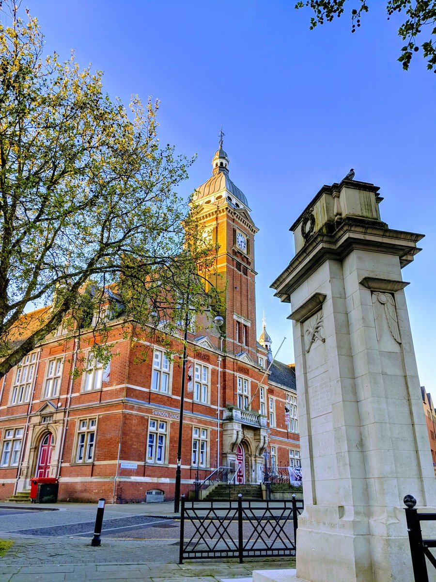 #Swindon Town Hall (now <a href="/SwindonDance/">Swindon Dance</a>) and the cenotaph this morning