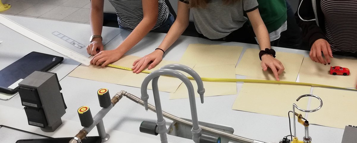 Measuring cars braking efficency at the physics laboratory in #CLIL Science classes, following the #CrashProject, in 2nd of ESO at #JEcasp