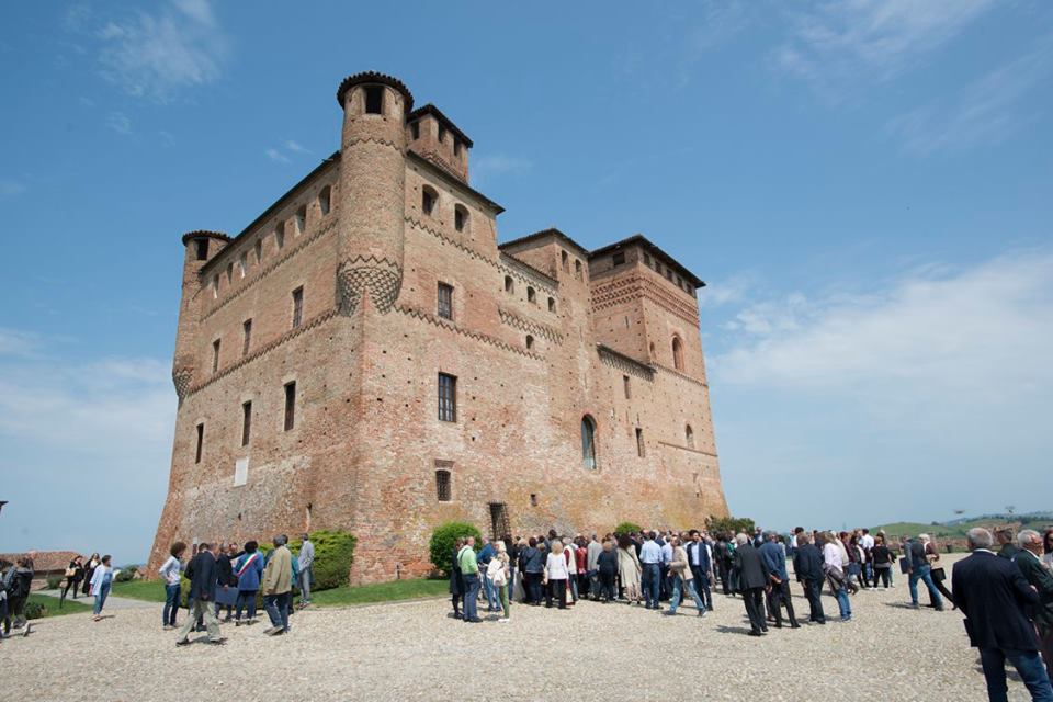 Castello di Grinzane (@cgrinzane) on Twitter photo La V edizione  dell'Omaggio “Langhe-Roero e Monferrato: Onde di bellezza e geometrie coltive nei paesaggi e nei paesi del vino” è stato un successo! Guardate tutte le foto su facebook.com/media/set/?set… #wine #castellogrinzanecavour #UNESCO #eccellenza #Langhe #Roero #Monferrato La V edizione  dell'Omaggio “Langhe-Roero e Monferrato: Onde di bellezza e geometrie coltive nei paesaggi e nei paesi del vino” è stato un successo! Guardate tutte le foto su facebook.com/media/set/?set… #wine #castellogrinzanecavour #UNESCO #eccellenza #Langhe #Roero #Monferrato