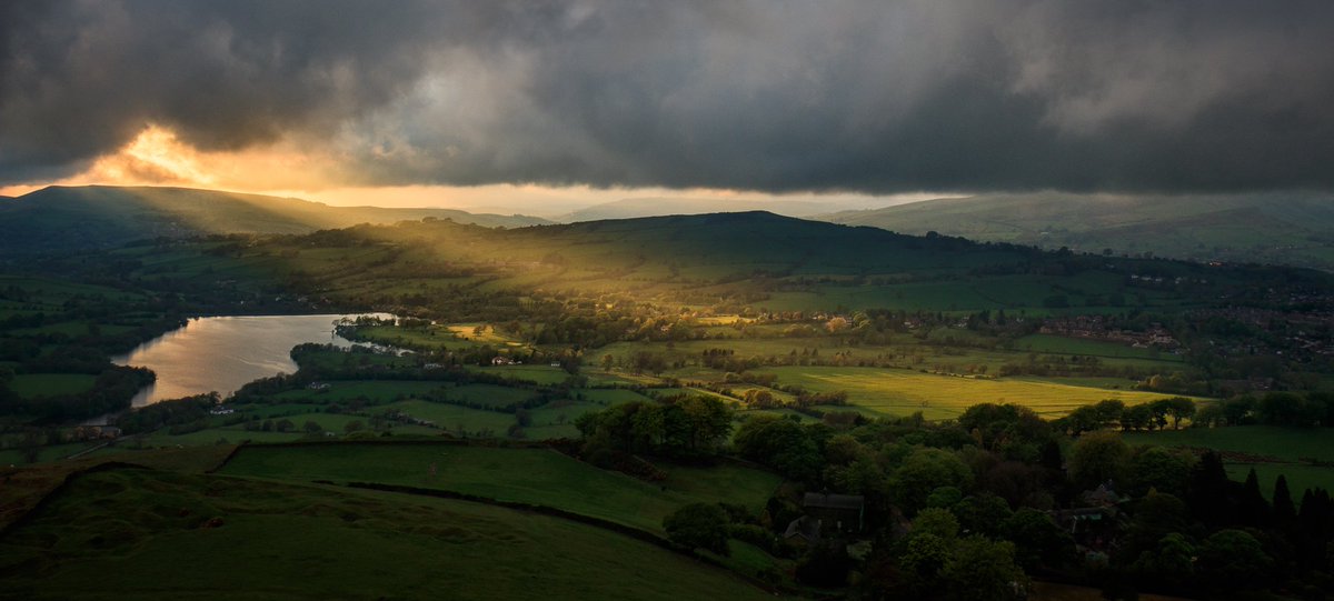 kiers's tweet photo. When you're sat on a hilltop, staring at heavy cloud but then this happens, you know it's been worth the trip. Couldn't believe my luck. #coombs #castlenaze #uniquedistrict #peakdistrict #sunbeams #landscape #photography @vpdd @peakdistrict @DeliciousPeak https://t.co/c2qGMj9mic