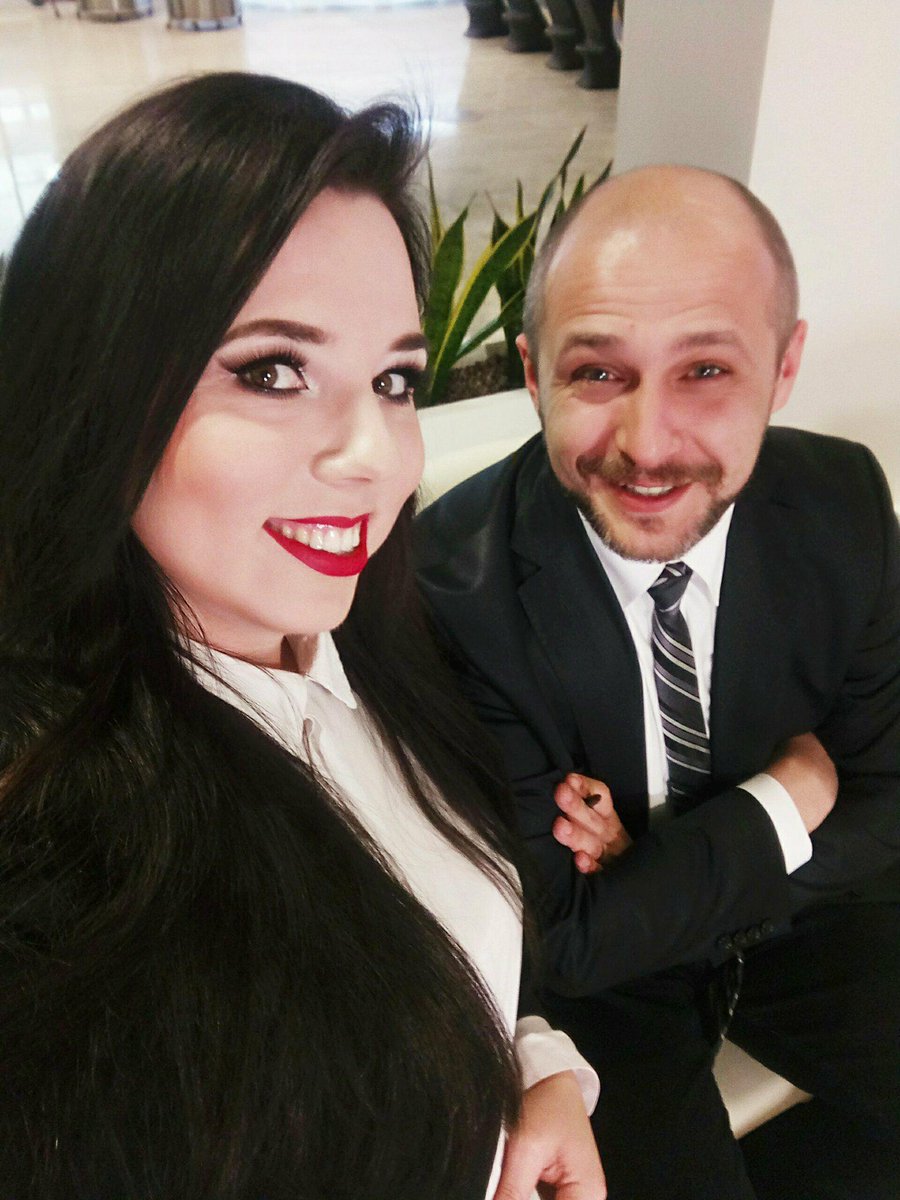 inwestorzy_tv's tweet photo. .@pressagnes z @marekklapa w pełnej gotowości do #GiełdowyRanek #LIVE! Wejdźcie o 10:00 na stronę https://t.co/SsgwLxoDLa 
W dzisiejszym wydaniu o tym, czy i jaką dywidendę wypłacą @Grupa_Azoty @ABCDataPL Przedstawią też wyniki @BankPekaoSA, @AliorBankSA, @mBankpl 

#inwestorzytv https://t.co/imWdu1hc5B
