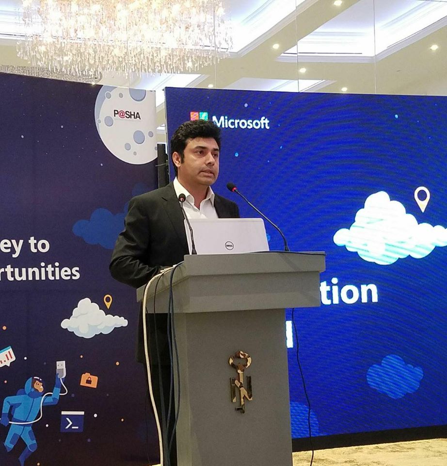 ms_pakistan's tweet photo. Our Event has started and Abid Zaidi, Country Manager, Microsoft Pakistan is delivering the opening Keynote! #TrustTheCloud #MSPashaEvent https://t.co/ZDdSGTPRGk