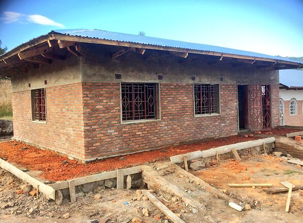 inspire_malawi's tweet photo. Our wonderful new #library at Banda Hill School, Dedza, will be opened on 25th May in loving memory of Oscar Jefferies #OscarsLibrary #Malawi #education @worthschool @fonthillcharity @rewritinglives @UKinMalawi @NatGeoEducation https://t.co/njn3OPkoOa