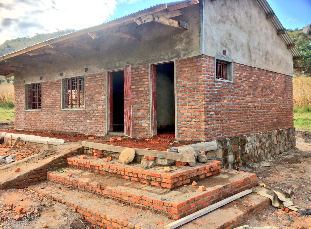 inspire_malawi's tweet photo. Our wonderful new #library at Banda Hill School, Dedza, will be opened on 25th May in loving memory of Oscar Jefferies #OscarsLibrary #Malawi #education @worthschool @fonthillcharity @rewritinglives @UKinMalawi @NatGeoEducation https://t.co/njn3OPkoOa