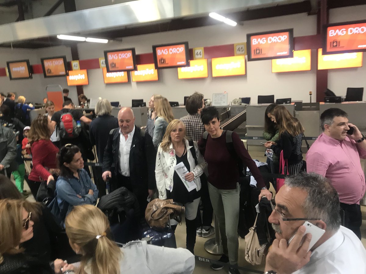 Sannschen's tweet photo. @easyJet_DE schön dass ihr ab Tegel fliegt aber eine Person an der Gepäckaufgabe an einem Feiertag... euer Ernst? Vielleicht nur die halbe Stadt mit Plakaten zukleben und das Budget in Personal investieren? #easyjet #tegel https://t.co/d4ySUvJQzO