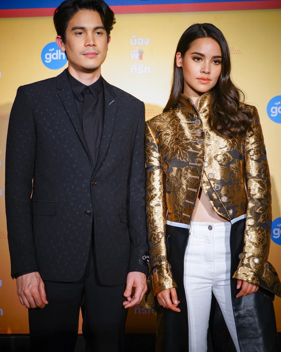 yaurassayas's tweet photo. ถ่ายรูปกับพี่คุณ..... VS ... ถ่ายรูปกับพี่ซัน 
#น้องพี่ที่รัก https://t.co/MRLuH0wHKU