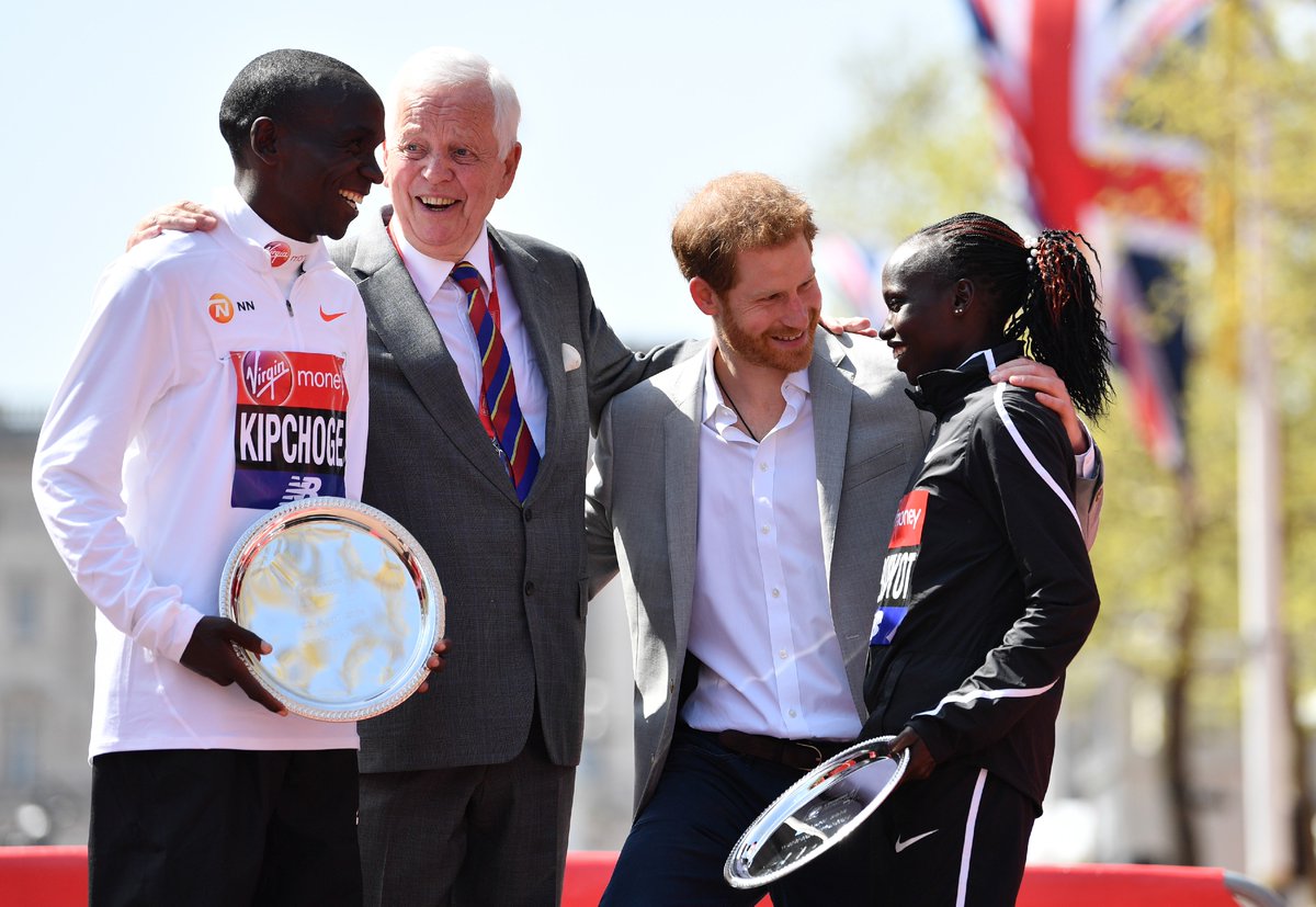 TwitRRathy's tweet photo. Impromptu look at the London marathon in Double Bay @ the Royal Oak #RoyalAssent  #winnersaregrinners #GoPies #KenyanDouble https://t.co/CVtcd4VypM
