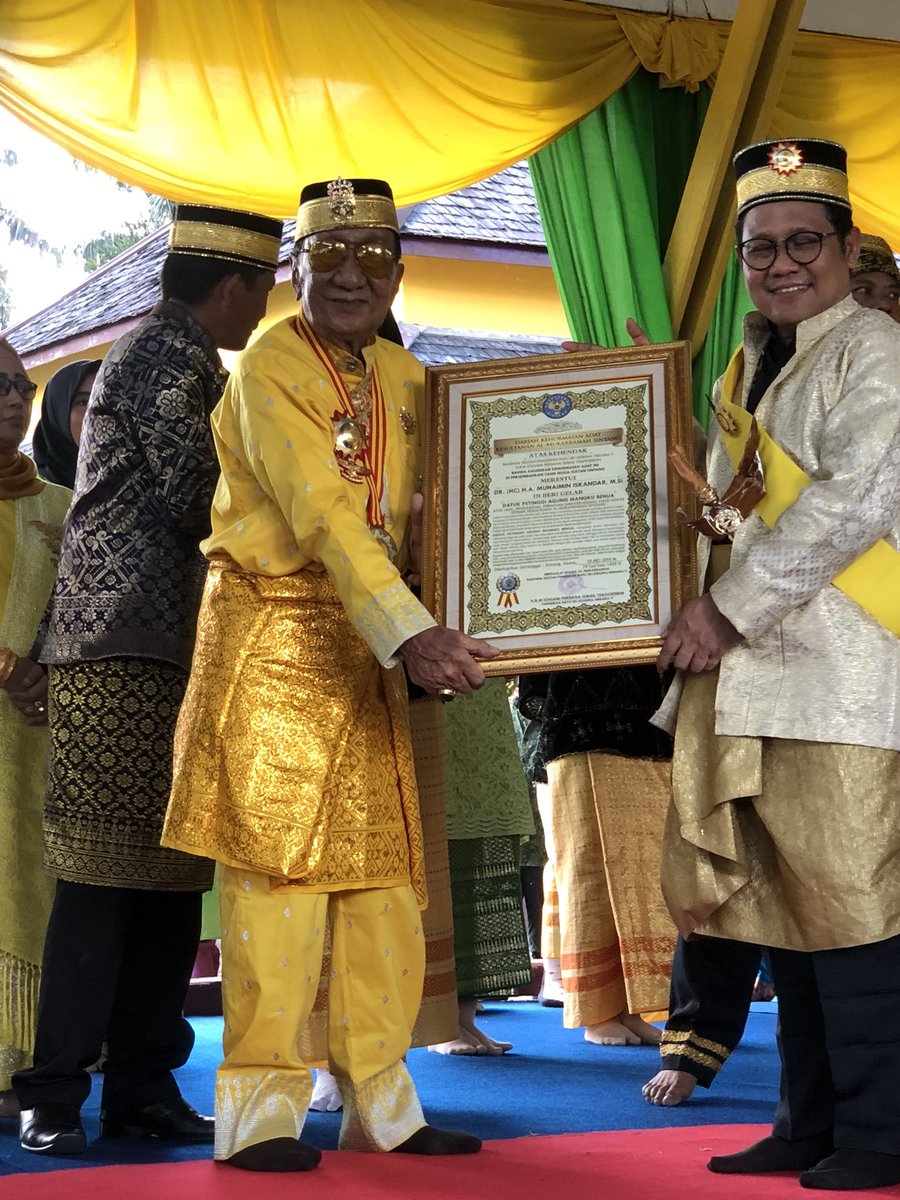 <a href="/cakimiNOW/">A Muhaimin Iskandar</a> dikukuhkan oleh Sultan Sintang sebagai Datuk Patinggi Agung Mangku Benua sang penjaga Garuda Pancasila #CakIminSapaSintang <a href="/jokowi/">Joko Widodo</a> <a href="/Pak_JK/">Jusuf Kalla</a> <a href="/SBYudhoyono/">S. B. Yudhoyono</a> <a href="/prabowo/">Prabowo Subianto</a> <a href="/airlangga_hrt/">Airlangga Hartarto</a> <a href="/ZUL_Hasan/">ZULkifli Hasan</a> <a href="/hasto66/">Hasto Kristiyanto</a> <a href="/pramonoanung/">Pramono Anung (IG : @pramonoanungw)</a> @MRomahurmuziy