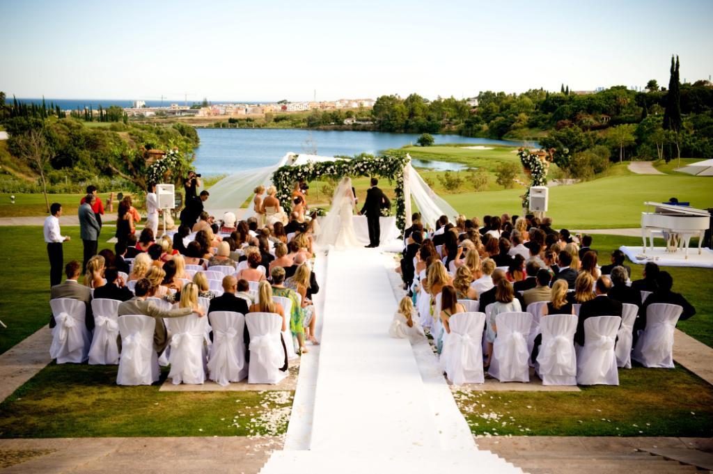 Celebre su boda cerca del campo de golf, en frente del mar o en nuestro particular anfiteatro romano. Nuestro equipo de eventos estará encantado de informarte y asesorarte.
Más info en nuestra web: villapadierna.es/palace