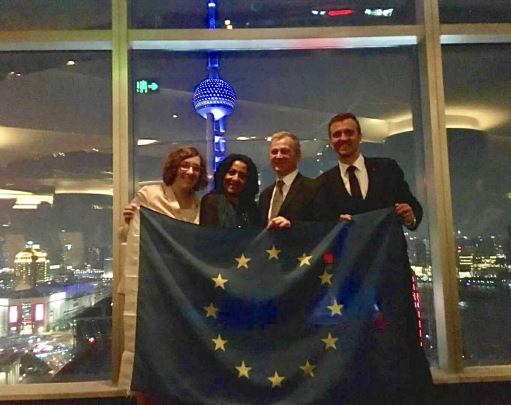 Ludovica Murazzani (@murazzaniml) on Twitter photo Italian Consul General Stefano Beltrame <a href="/ItalyinShanghai/">ItalyinShanghai</a> with EU MS Consuls celebrate #EuropeDay #9May Bridges Of Light illuminates Oriental Pearl Tower with EU flag colors! <a href="/ItalyinChina/">Italy in China</a> <a href="/ItalyinEU/">Italy 🇮🇹 in EU</a> <a href="/EU_Commission/">European Commission</a> <a href="/EUCouncil/">EU Council</a> <a href="/DAndreaCarloD/">Carlo Diego D'Andrea</a> <a href="/ItalyMFA/">Farnesina 🇮🇹</a> <a href="/DipPoliticheUE/">Dipartimento per gli Affari Europei</a> Italian Consul General Stefano Beltrame <a href="/ItalyinShanghai/">ItalyinShanghai</a> with EU MS Consuls celebrate #EuropeDay #9May Bridges Of Light illuminates Oriental Pearl Tower with EU flag colors! <a href="/ItalyinChina/">Italy in China</a> <a href="/ItalyinEU/">Italy 🇮🇹 in EU</a> <a href="/EU_Commission/">European Commission</a> <a href="/EUCouncil/">EU Council</a> <a href="/DAndreaCarloD/">Carlo Diego D'Andrea</a> <a href="/ItalyMFA/">Farnesina 🇮🇹</a> <a href="/DipPoliticheUE/">Dipartimento per gli Affari Europei</a>