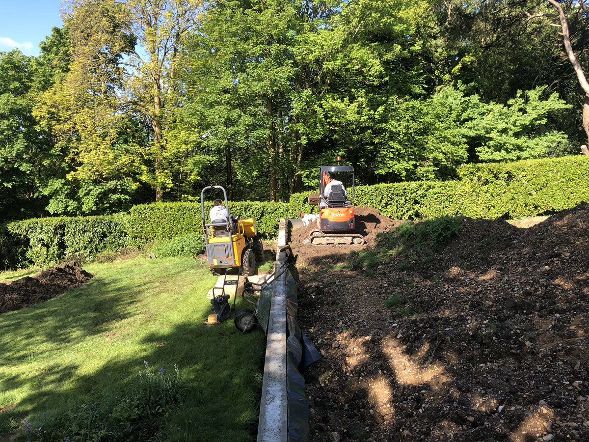 crgroundwork's tweet photo. In Romsey we’re cracking on with the construction of the new pond. #colinrogersgroundwork #avizestructuralengineering #tealsgardeningservices #dogwonder #stepocretainingwalls #lindenhire https://t.co/YD7vawTKkT