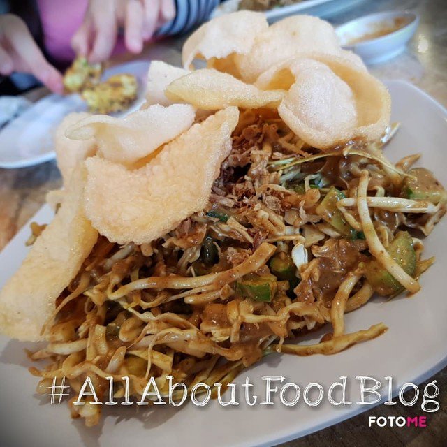 All_AboutFood's tweet photo. Karedok, one of only a handful vegetable dishes that I would actually eat 😁😁

Quite a heavy one with peanut sauce. This karedok is from My Delight Mascot.

#karedok #indonesia #masakanindonesia #lunch #vegetarian #allaboutfoodblog https://t.co/m1tWY57jYY
