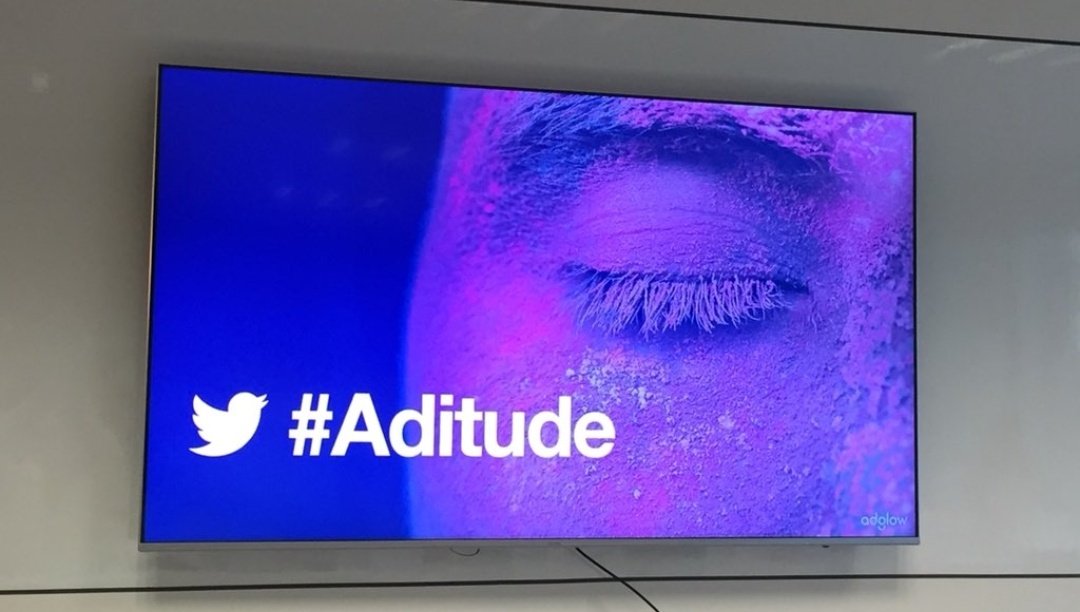 AdglowSpain's tweet photo. Twitter es lo que está pasando y hoy es el #Aditude! @TwitterEspana foto de @mkdirecto 😍 https://t.co/7YeBgqOaEN
