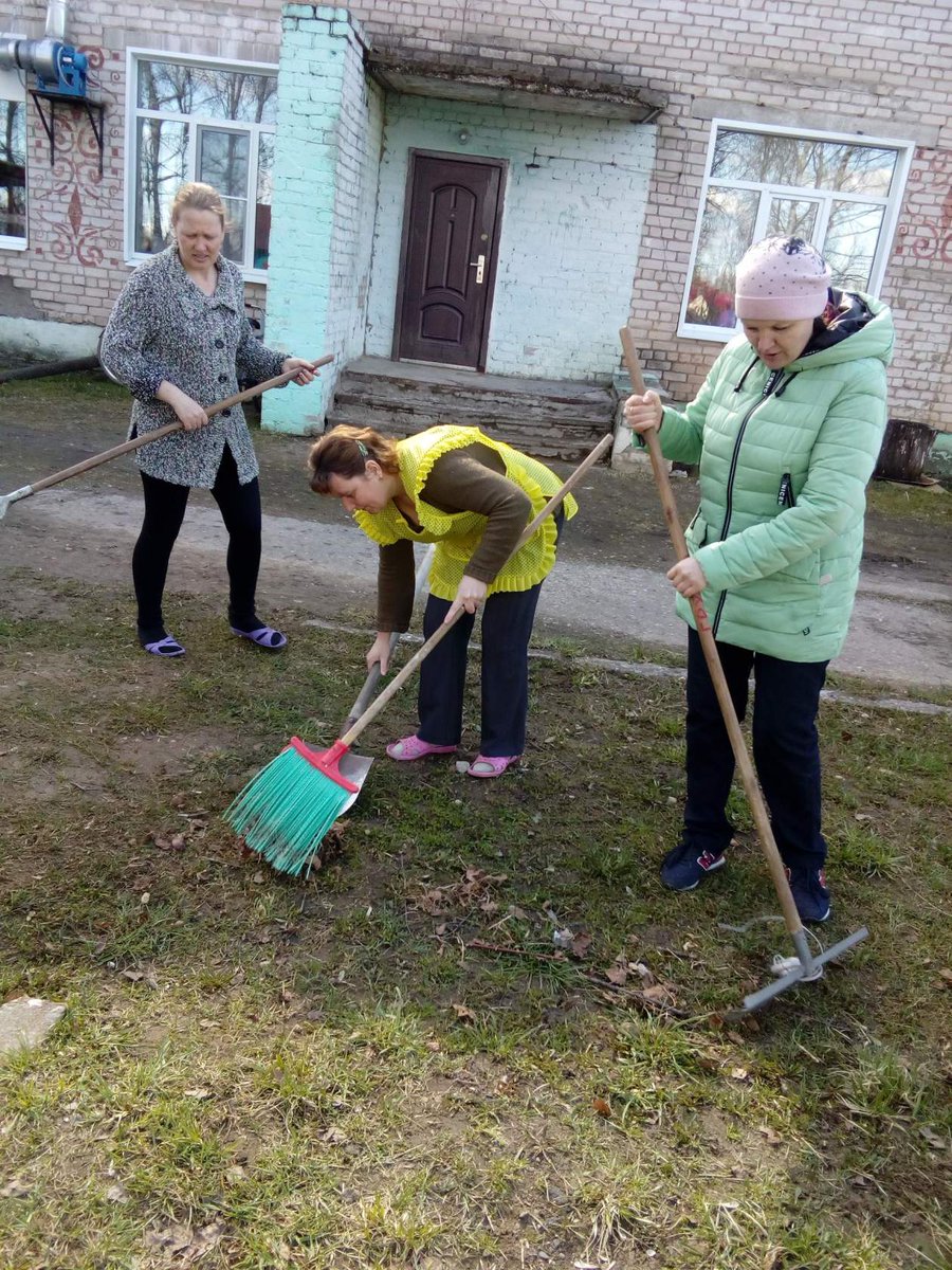 «Лучший пример – мы сами!» - под таким лозунгом воспитатели и родители детских садов поселка Нерль «Сказка» и Детский сад № 1 вышли на уборку своих территории в прошедшие выходные 5 и 6 мая. Воспитатели облагораживали клумбы, родители убирали остатки прошлогодних листьев
