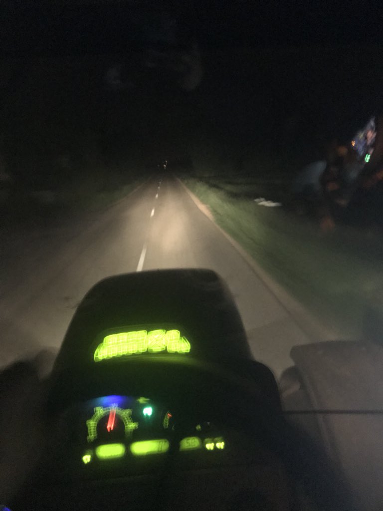 ThibautGiraud1's tweet photo. La journée a commencé aux aurore #5h45 on en a vue le bout de cette récolte d’herbe #2hdumat #voisin #recolteautop les 🐄 vont ce régaler cette hiver #bienetre des #Agri 🇫🇷 toujours soucieux de leur animaux pour le bonheur des #consommateurs dans l’assiette https://t.co/qX47KiSYRZ