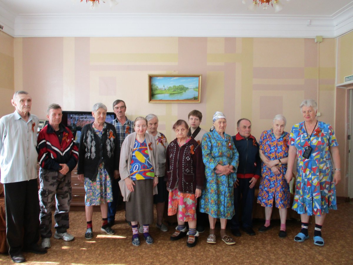 8 мая сотрудники районной библиотеки посетили КЦ "СОН" и  провели тематическую программу "На заре жизни" по книге Б. Васильева  "А зори здесь тихие"