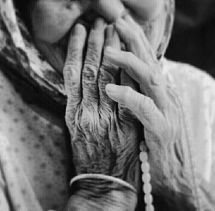 barmashoreibi1's tweet photo. خدا 
در خواب های من 
پیراهنی 
به رنگ آسمان دارد
که آن را همیشه 
با چشم های مادرم می شوید

#بارما_شریبی
از کتاب: به فاصله بگو کوتاه بیاید https://t.co/sEZKyMOCi5