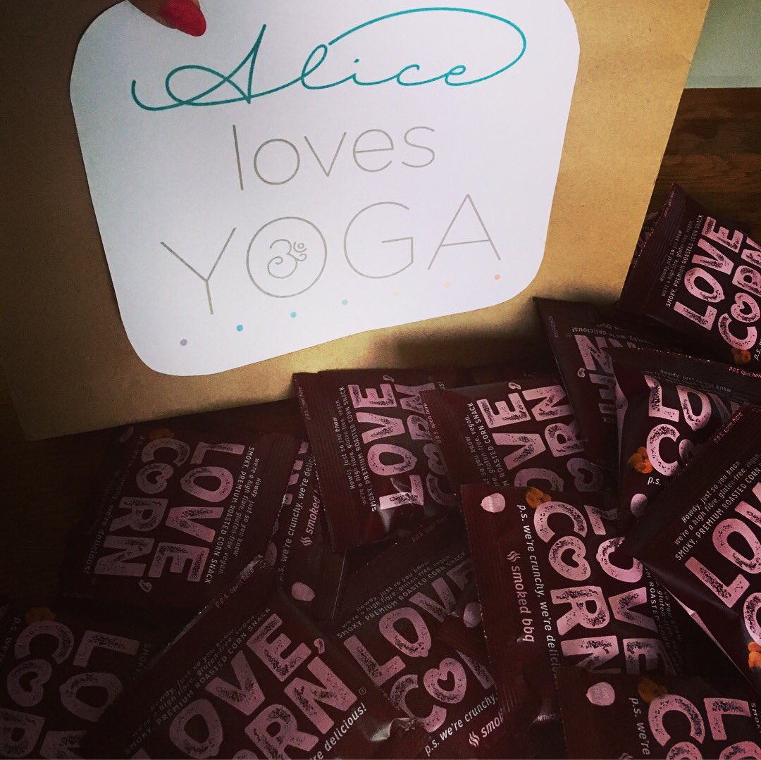 AliceLovesYoga's tweet photo. 🎁 These Goody bags are reserved for my guests at my SOLD OUT event this Saturday in Ldn. They’re so cute 💕 Thanks @Emilycrisps @lovecorn_snacks 🎁 #london #selfstarter #yoga #reiki #event https://t.co/7zisGN7KMk