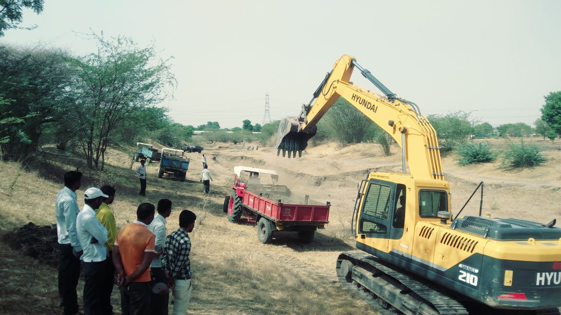 ashishnaphade's tweet photo. Krushi vikas started desilting work in drought prone Village of Kopargav block https://t.co/LHcY9wTnaj