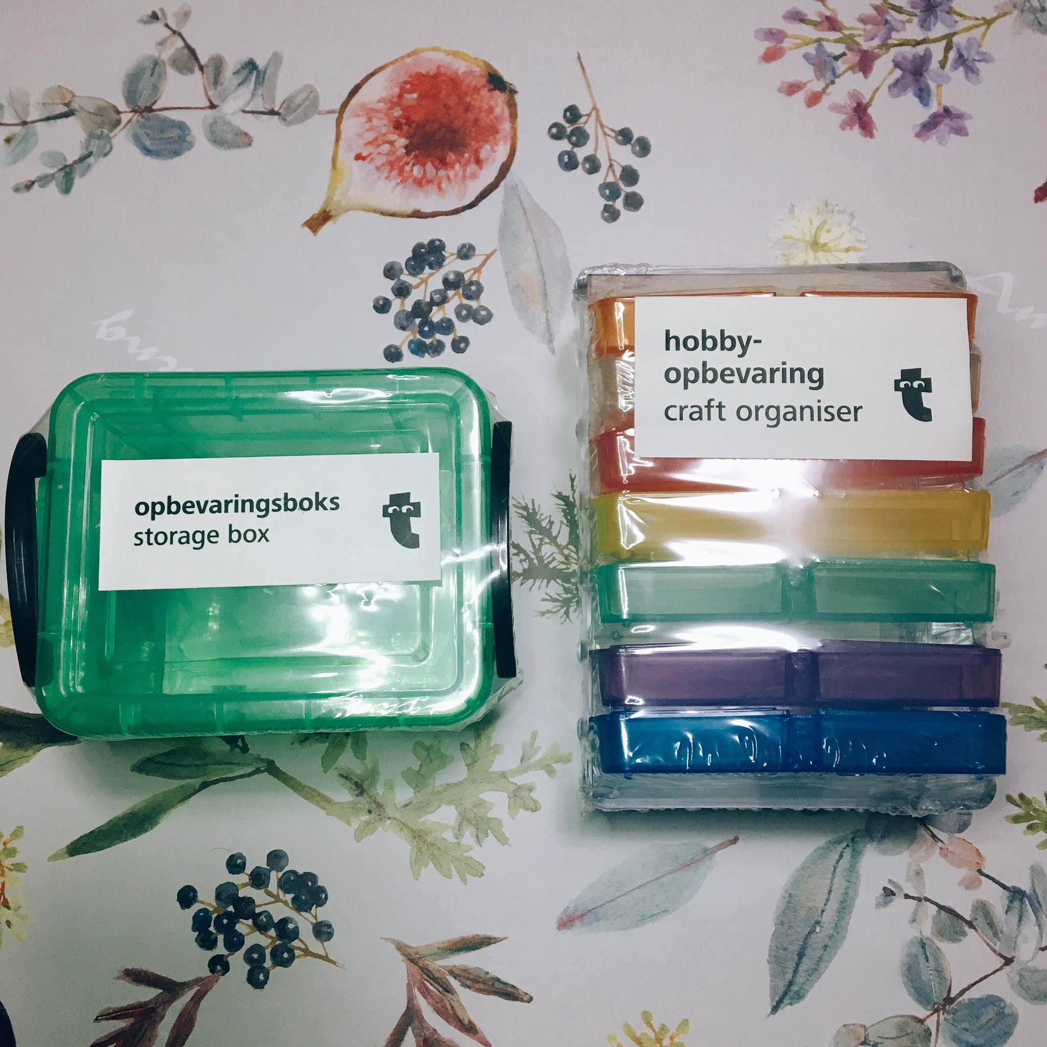 تويتر ジェシカ على تويتر フライングタイガーの小物ケース 右のは復刻リカちゃんの靴が28足入る あと買わなかったがジェニーサイズの押入れ衣装収納ケース四段くらいのがありました T Co Kqarupphtp