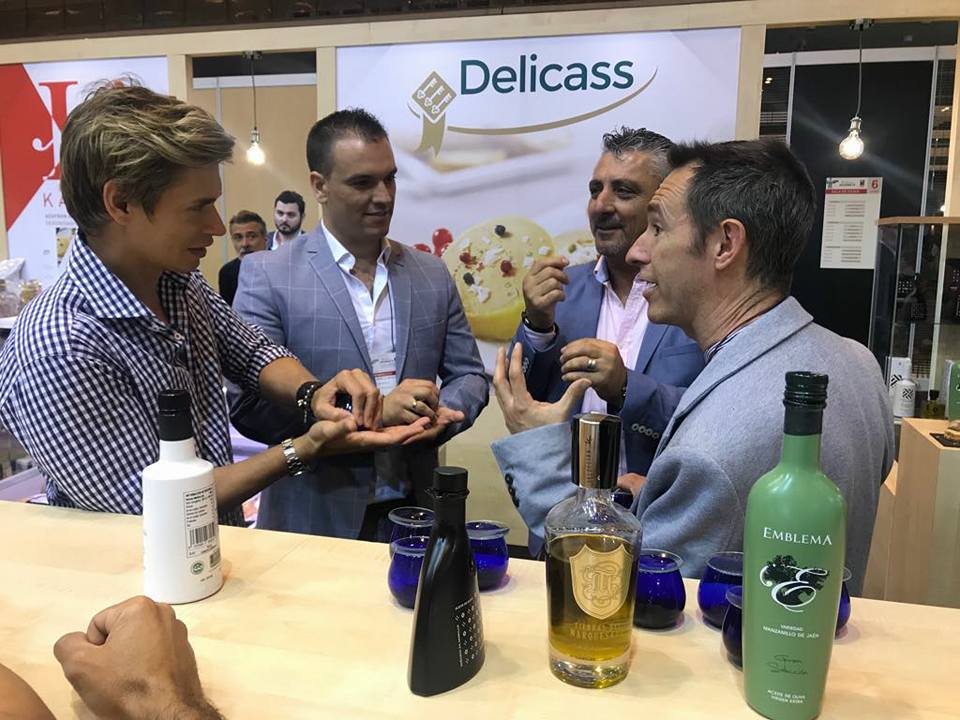 Buenos días desde #Madrid donde nos hemos unido para presentar nuestro #AOVE en la feria #Gourmet y disfrutando de la compañía de uno de los asociados <a href="/carlosbaute/">Carlos Baute</a>  #TierrasDelMarquesado #Picual #Seleccion
 #Emblema #PrimerManzanilloenelMundo
 La calidad nos hace diferentes