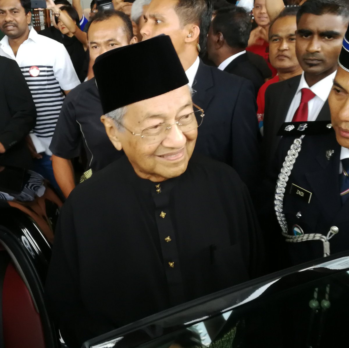 NewsBFM's tweet photo. .@chedetofficial - off to see the King to be sworn in as Malaysia's 7th PM 

#GE14 #PRU14 #Battle4MY #MalaysiaMemilih #MalaysiaElection #MalaysiaMengundi https://t.co/82t6HKhZd8