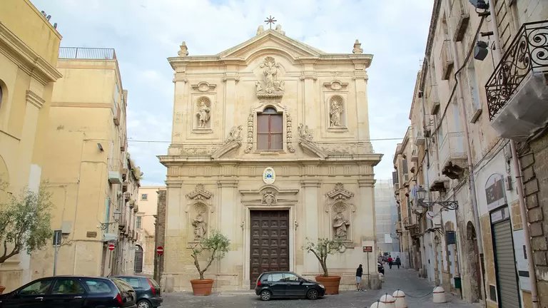 lorraineelizab6's tweet photo. St #Catald  protected against plague &amp; floods. When his coffin was reopened it allegedly contained a golden Celtic cross &amp; a stick carved from Irish oak featuring Celtic design which was to become his emblem! Photo: Cattedrale di San Cataldo, Taranto, Italy. https://t.co/xkFuRSYtb7