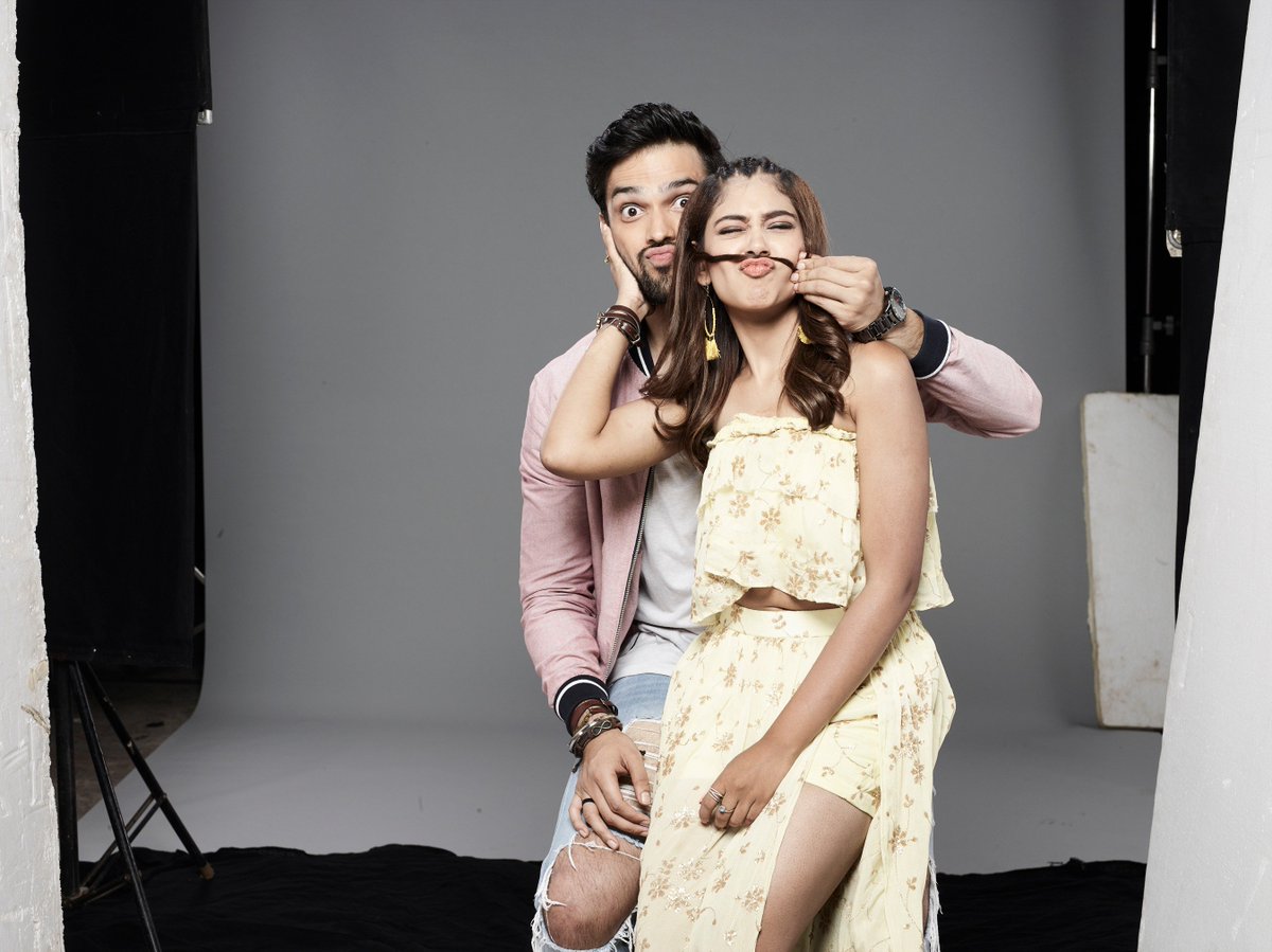 justvoot's tweet image. Have you downloaded the images you need to get started? Here they are: bit.ly/MaNanOnMyScreen
#MaNanOnMyScreen #KYYFanScreening #KYYOnVoot