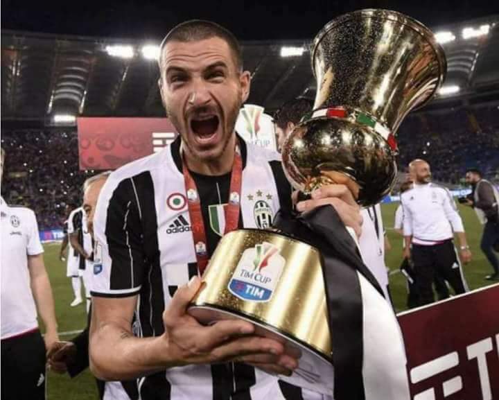 Alzala <a href="/bonucci_leo19/">Leonardo Bonucci</a> !! E dai alzala sta Coppa! #JuveMilan #FinoAllaFine #TIMCup #TIMCUP2018 #LB19