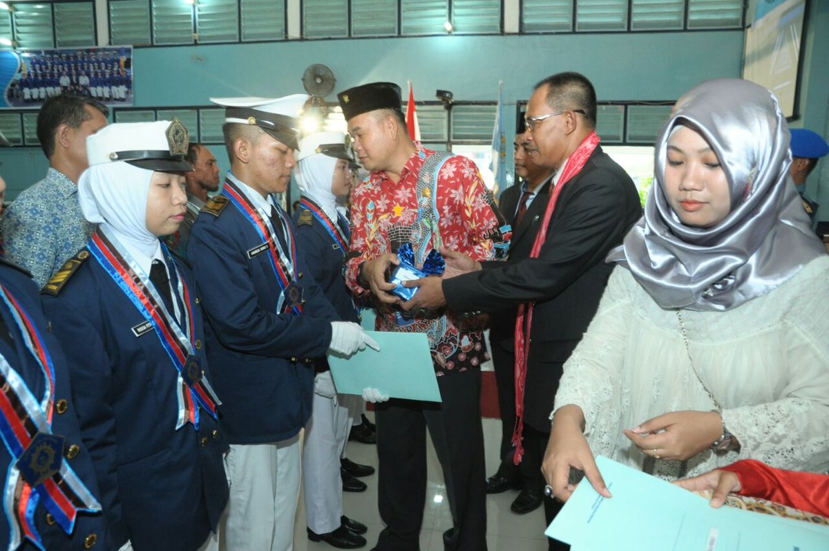 SUPM_Pontianak's tweet photo. 5. Penyerahan penghargaan kpd wisudawan berprestasi pada acara Wisuda lulusan SUPM Pontianak angkatan XLVII
@Pusdik_KP @brsdm_kp
@pusriskel 
@mzulficar @bsuprakto
@Mustafa46337349 
@TitinListiawati 
#RisetdanSDMKP
#Kerja3ersama
#BRSDMBermitra https://t.co/CqIgvfNsJu