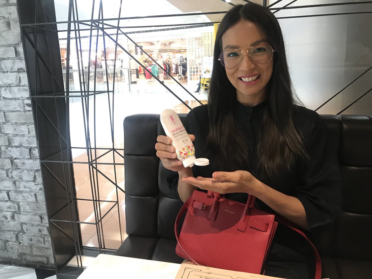 realaubreymiles's tweet photo. I always carry my #Skinmate  lotion with me. Here’s what I do, I wash my hands before and after I eat then I put lotion. Some parts of my fingers are darker maybe because of working out so I need a lotion with SPF and whitening at the same time.
#skinmate #skinmatesharkoil https://t.co/oV0kUks0xW