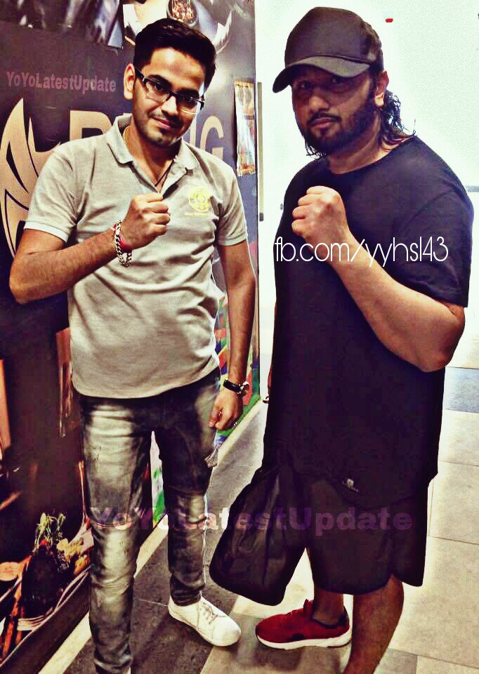 yoboySushain's tweet photo. Exclusive pic #yoyohoneysingh at gym💪
Ready for new video shoot...
@asliyoyo coming with new album and also new video
Like | Share | Support
#yoyohoneysingh #honeysingh #yoyo #yyhs #YoYoLatestUpdate #yyhs143 #yoyoisback #comingsoon #newvideo #newalbum #iv2 https://t.co/eC8K3tEl5b