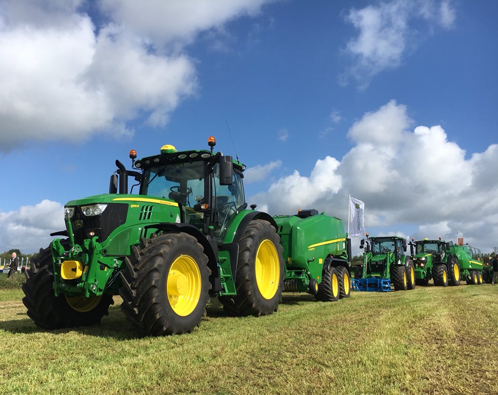 jasperrpollock's tweet photo. ☀️ is out and we’re all queued up to go @JohnDeere @BathandWest #GrasslandUK #Silage18 #DoMoreGuaranteed #c441 #BaleWellFast https://t.co/Hrux30IZRp