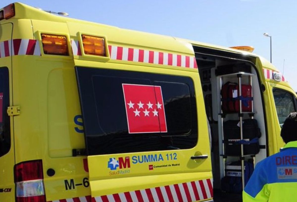 Navalpolicia's tweet photo. ☎️👮♂️Recibimos una llamada por un varón que presenta #DolorEnElPecho y tiene antecedentes cardiacos. 💗
Activamos recursos sanitarios de urgencia y #SUMMA le presta asistencia y lo traslada al hospital de Mostoles #HRJC 🚑➡️
#ServicioAlCiudadano https://t.co/bnGeWunIP7