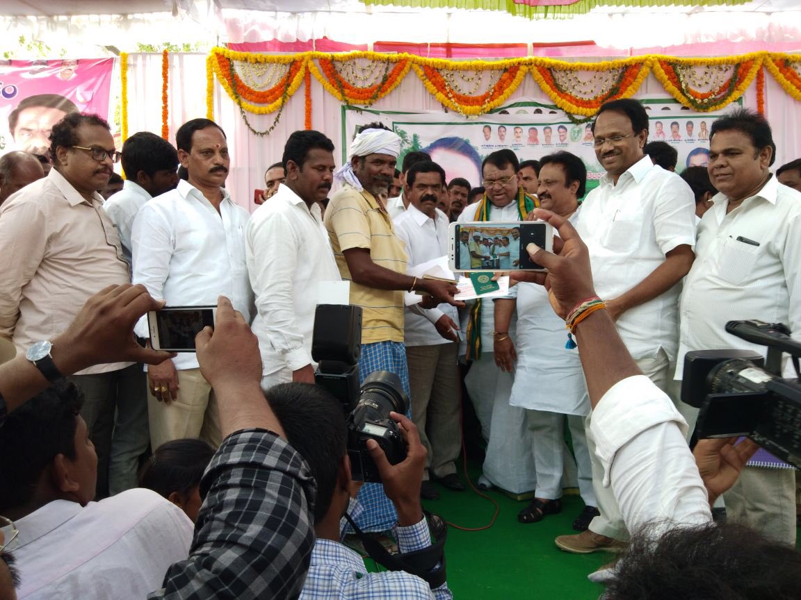 #RythuBandhu 
#JaiKissan 
#FarmersFestival 

Honble Minister for Agr & Honble Minister for Health , Dist Collector Mbnr, MLA makthal & MP mbngr participated in Dostribution programme in Katrevulapalli Makthal mandal.

@Collector_MBNR