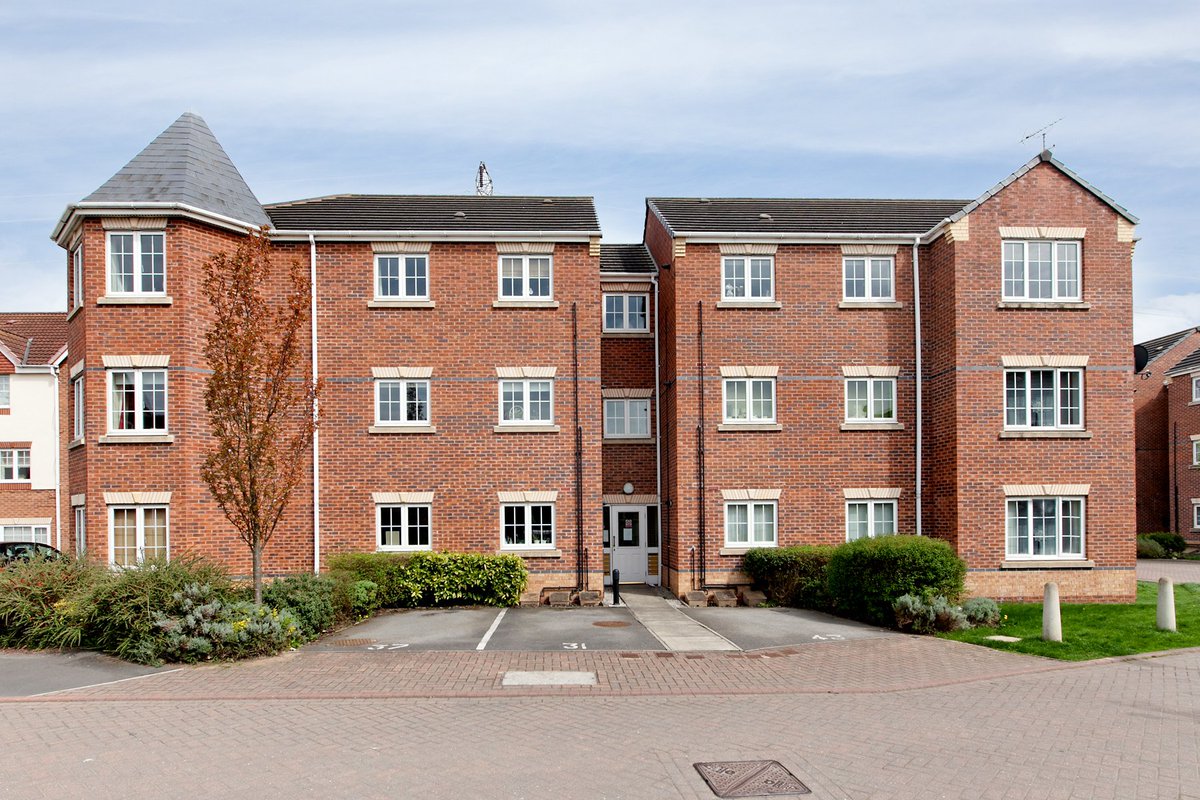 RMEnglishYork's tweet photo. This spacious, top floor, two-bedroom apartment is offered to the market with no onward chain and is ideally suited to a first-time buyer or investor. Asking Price: £169,950 
https://t.co/yZyMCQh3it https://t.co/wkAhdkkRnP